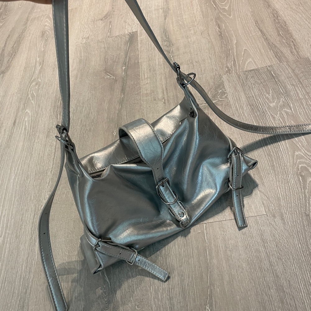 Elegant Silver Leather Shoulder Bag